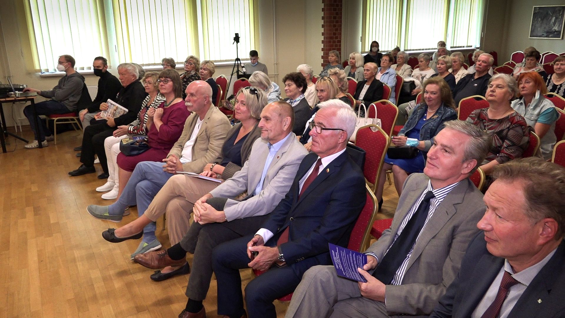 Paveikslėlis, kuriame yra asmuo, vidinis, sėdėjimas, žmonės Automatiškai sugeneruotas aprašymas