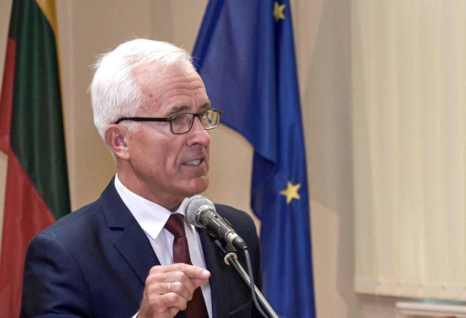 Paveikslėlis, kuriame yra asmuo, vyras, kostiumas, užuolaidos Automatiškai sugeneruotas aprašymas