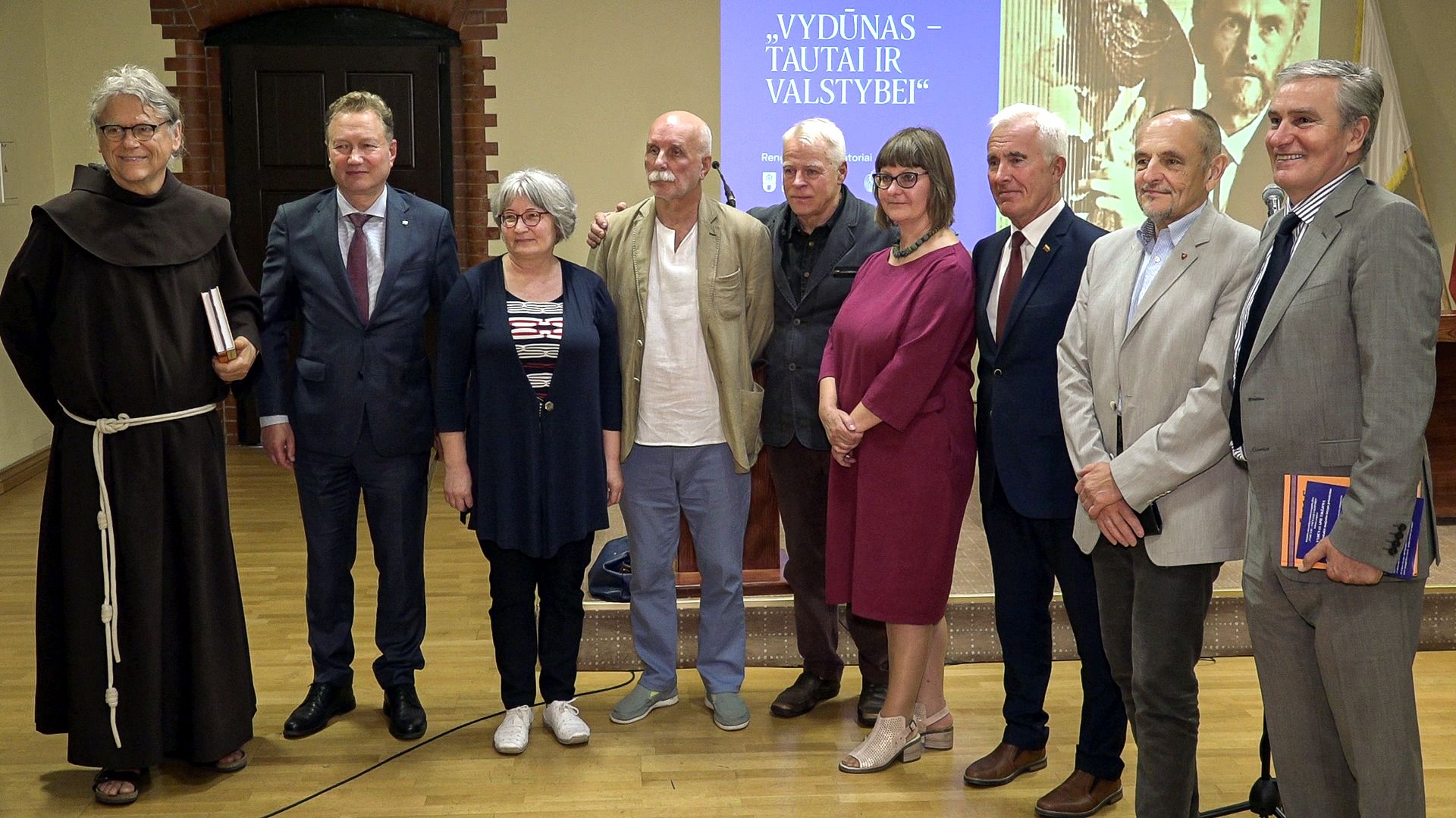 Paveikslėlis, kuriame yra žinutė, asmuo, stovimas, grupė Automatiškai sugeneruotas aprašymas